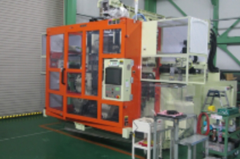 外層が明るいシャンプーボトル用多層成形機(jī)。<